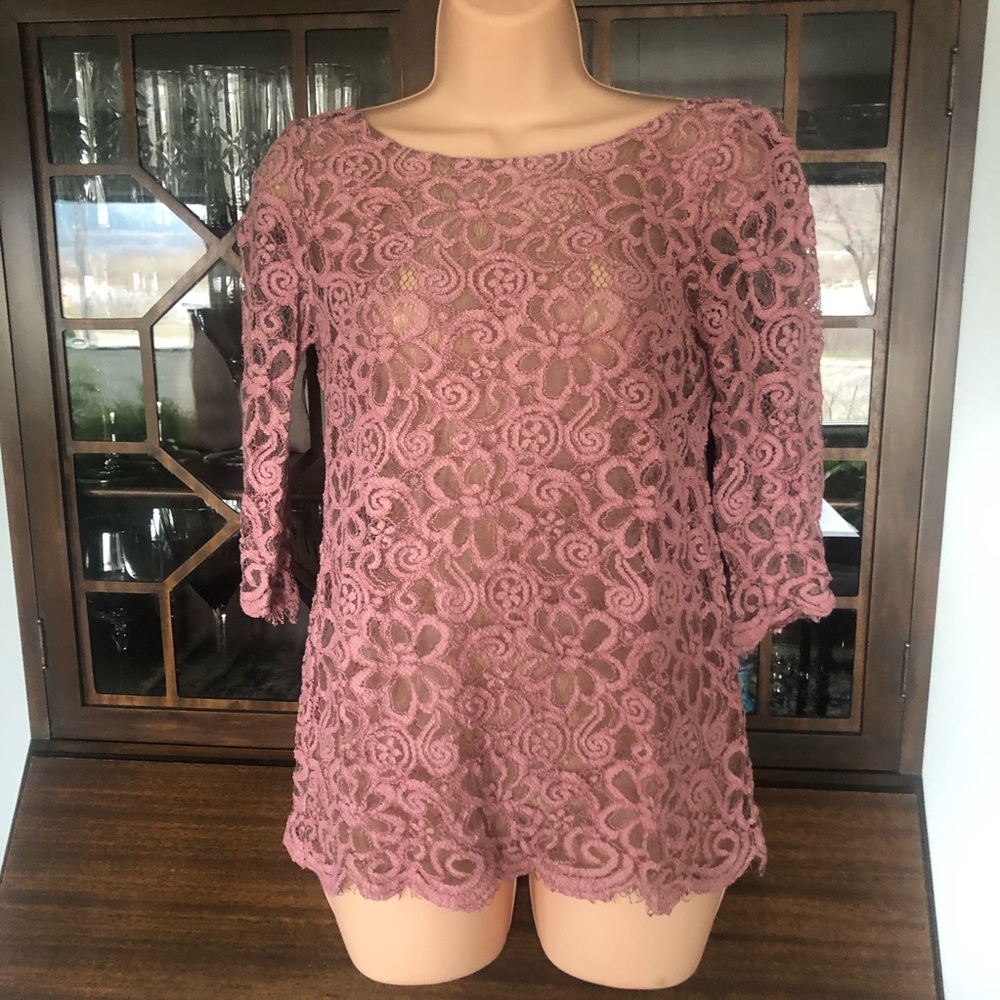 🚫SOLD🚫
BB Dakota Lacey Top. tight fit if bigger chested